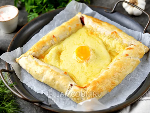 Фото блюда: Хачапури с сосиской и яйцом