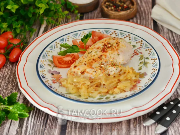 Фото блюда: Филе куриной грудки с луком на сковороде