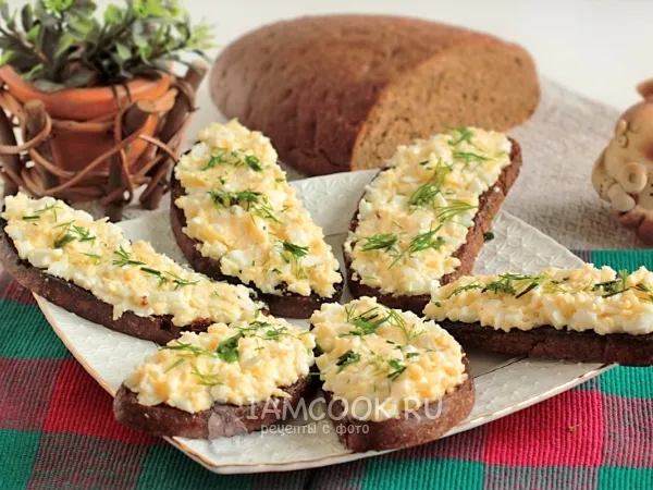 Фото блюда: Гренки из черного хлеба с сыром и яйцом