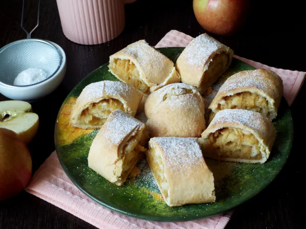 Фото блюда: Штрудель из песочного теста с яблоками