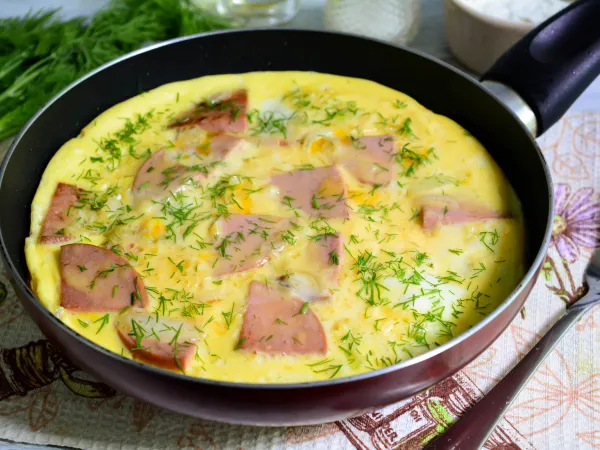 Фото блюда: Омлет с луком и колбасой на сковороде