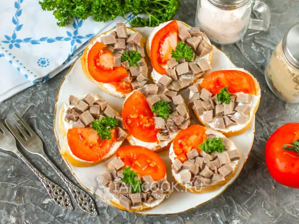 Фото блюда: Бутерброды с языком и помидорами