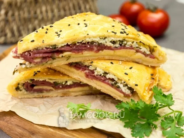 Фото блюда: Кальцоне с салями, творогом и сыром