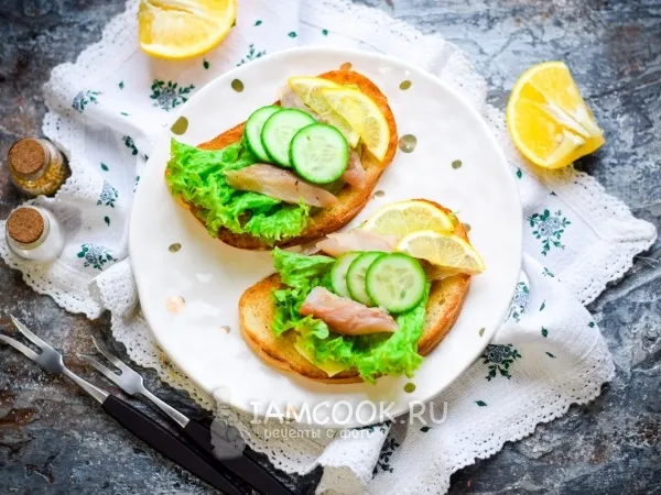 Фото блюда: Бутерброды с копченой скумбрией