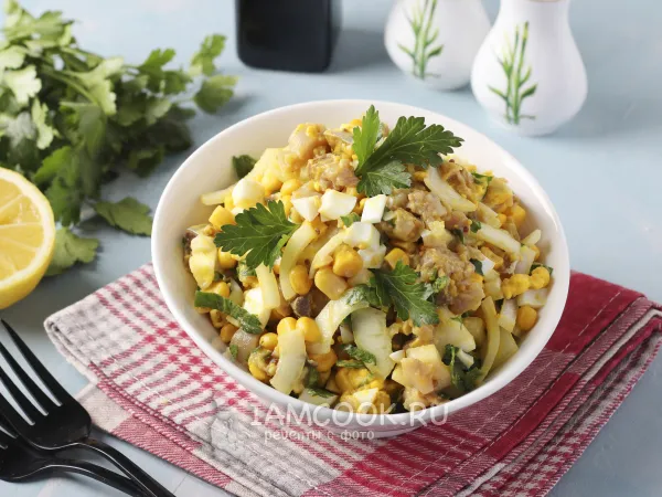 Фото блюда: Салат с копчёной скумбрией и кукурузой