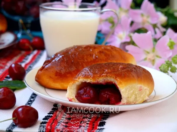 Фото блюда: Пирожки с вишней в духовке