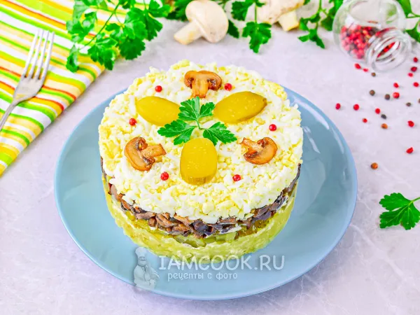 Фото блюда: Салат с грибами, картошкой и солеными огурцами