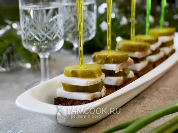 Фото блюда: Канапе с салом и чёрным хлебом