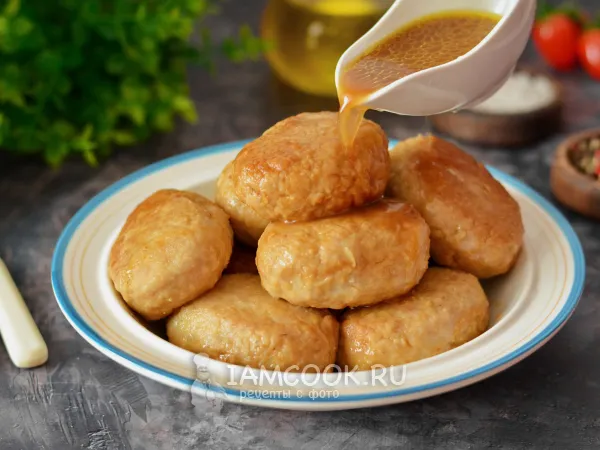 Фото блюда: Котлеты из индейки с подливкой на сковороде