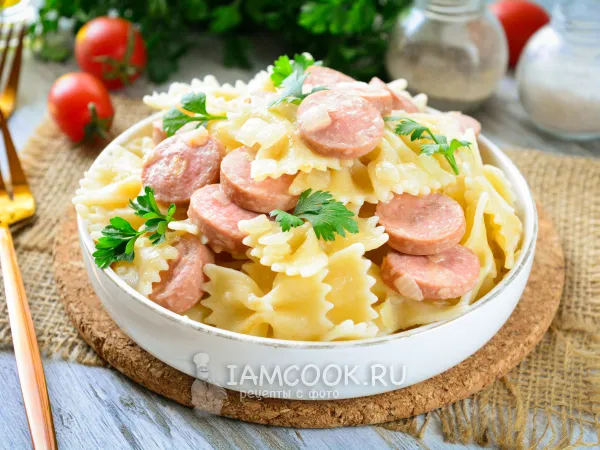 Фото блюда: Макароны с сосисками и луком на сковороде