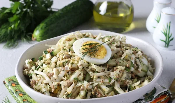 Фото блюда: Салат с тунцом, яйцом, огурцом и пекинской капустой