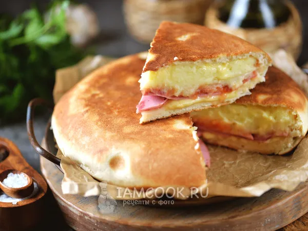 Фото блюда: Пицца-хлеб с картофелем и ветчиной на сковороде