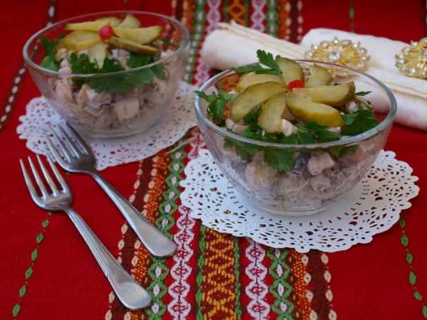 Фото блюда: Салат с копчёной курицей и грибами