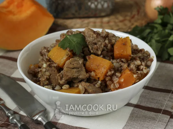 Фото блюда: Свинина с тыквой и гречкой в сковороде