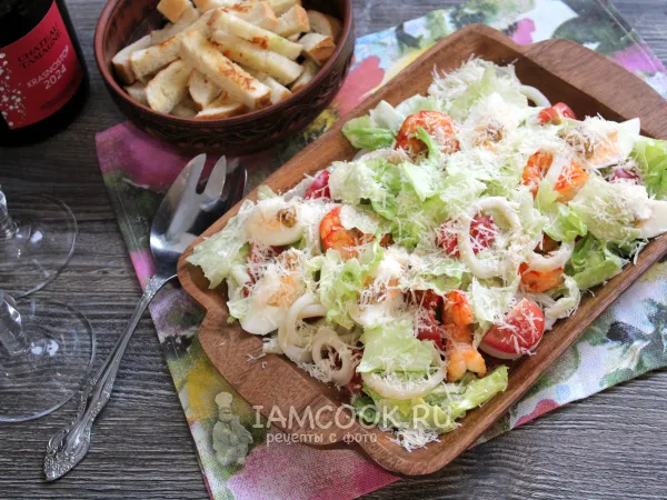 Фото блюда: Салат «Цезарь» с креветками и кальмарами