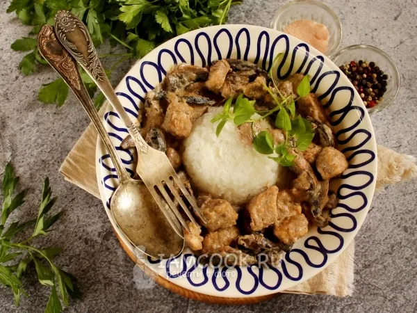 Фото блюда: Мясная подлива с шампиньонами на сковороде