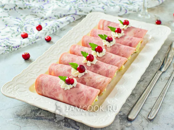 Фото блюда: Рулетики из ветчины с творожным сыром и чесноком