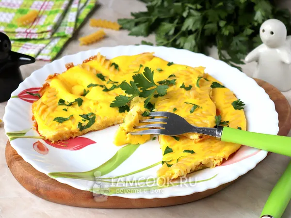 Фото блюда: Омлет с макаронами на сковороде