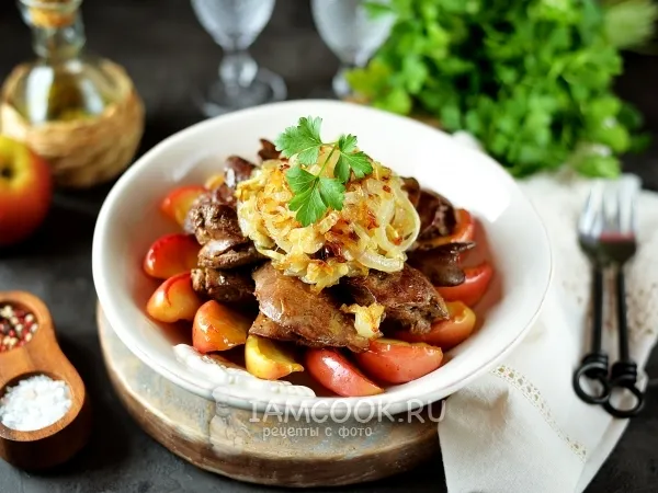 Фото блюда: Куриная печень с хрустящим луком и яблоками