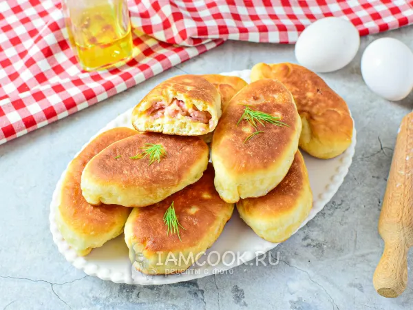 Фото блюда: Жареные пирожки с ветчиной и сыром на сковороде