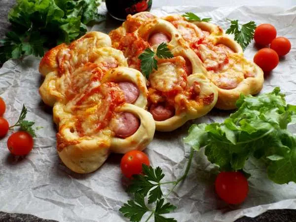 Фото блюда: Сосиски в тесте косичкой в духовке (с сыром и помидорами)