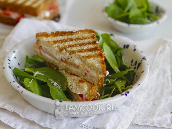 Фото блюда: Сэндвич с колбасой и сыром на гриле