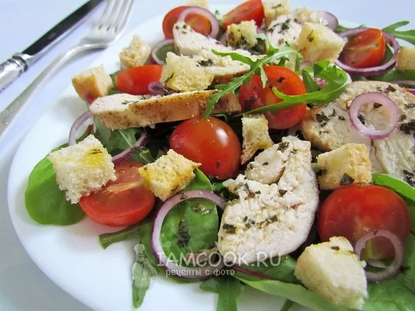 Фото блюда: Салат с курицей, черри и сухариками