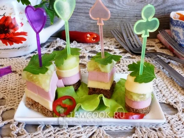 Фото блюда: Канапе с колбасой и сыром