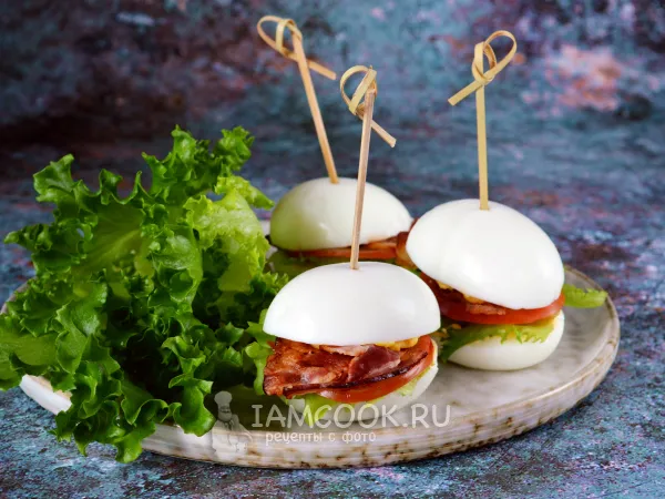 Фото блюда: Фаршированные яйца с беконом и помидорами