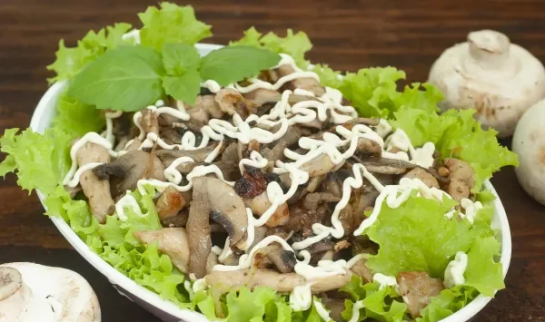 Фото блюда: Теплый салат с курицей и грибами