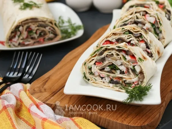 Фото блюда: Рулет из лаваша с крабовыми палочками и жареными шампиньонами