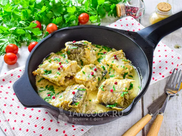 Фото блюда: Минтай в сливочно-чесночном соусе на сковороде