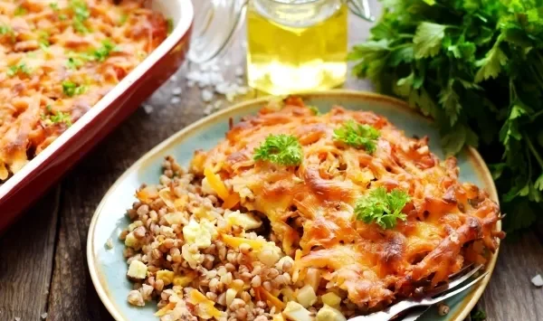 Фото блюда: Гречка с овощами, яйцом и сыром