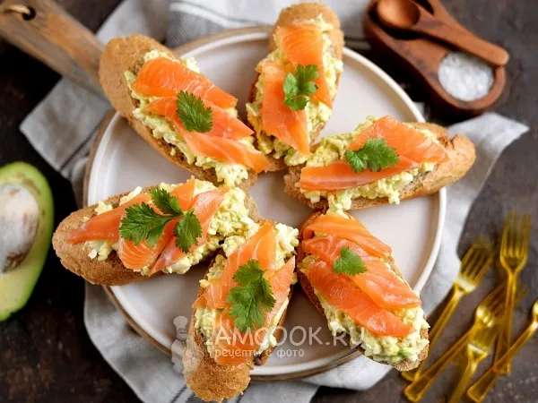 Фото блюда: Бутерброды с авокадо, лососем и сыром