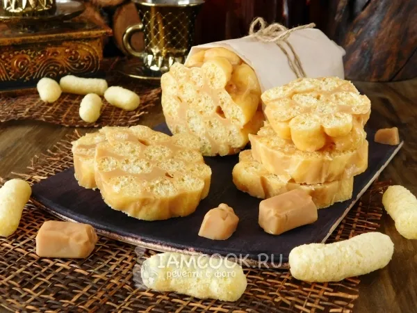 Фото блюда: Колбаса из ирисок и кукурузных палочек