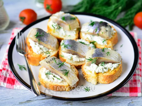 Фото блюда: Бутерброды с селедкой и творожным сыром