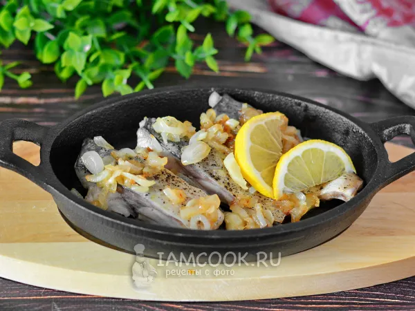 Фото блюда: Скумбрия на луке на сковороде