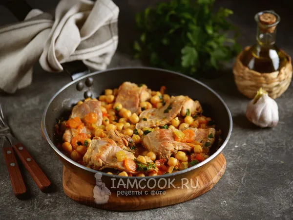 Фото блюда: Тушеный кролик с нутом и овощами в сковороде