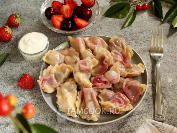 Фото блюда: Вареники с клубникой и вишней