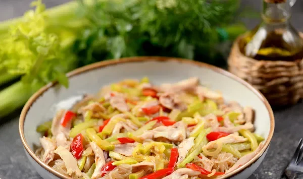 Фото блюда: Теплый салат с фунчозой, курицей и овощами