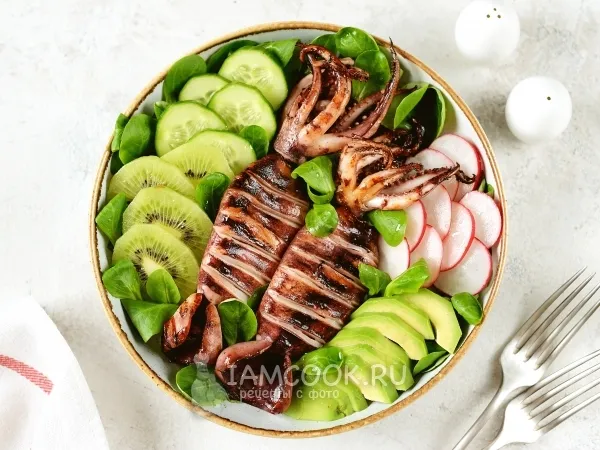 Фото блюда: Салат с кальмаром-гриль, фруктами и зеленью