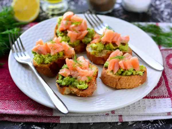 Фото блюда: Брускетта с авокадо и лососем