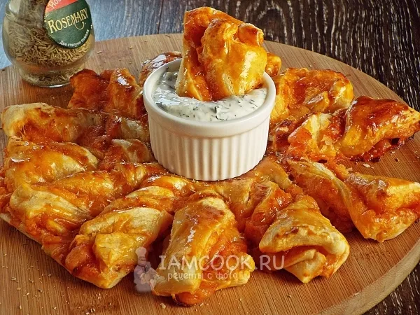 Фото блюда: Пирог «Завитушка» с сыром и томатным соусом