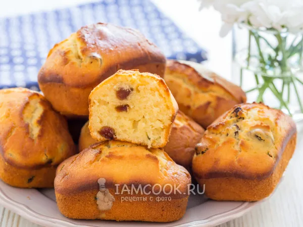 Фото блюда: Кексы на кефире с изюмом в формочках