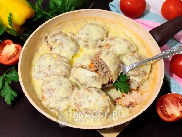 Фото блюда: Мясные ежики в сметанном соусе на сковороде