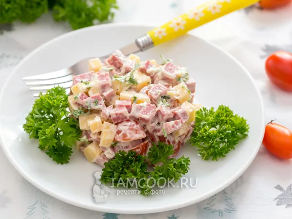 Фото блюда: Салат с колбасой, сыром и помидорами