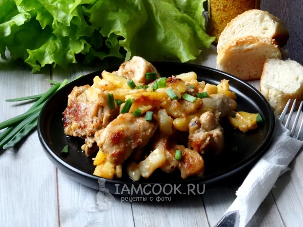 Фото блюда: Картошка с курицей в сметане на сковороде