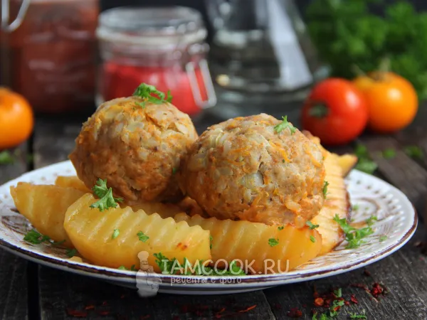 Фото блюда: Тефтели с картошкой на сковороде в соусе