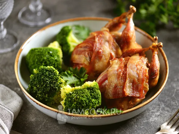 Фото блюда: Перепела с финиками, яблоком и беконом в духовке