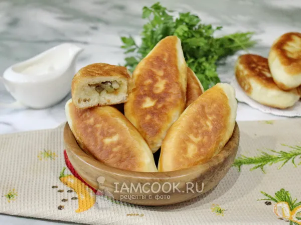 Фото блюда: Пирожки с солеными огурцами и луком